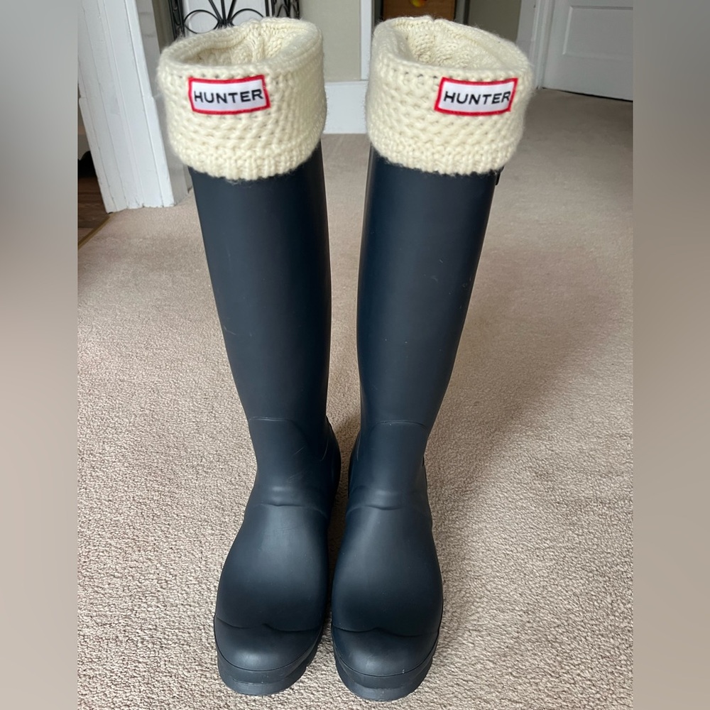 Navy blue Hunter tall rain boots with Hunter fleece boot socks. Size 8
